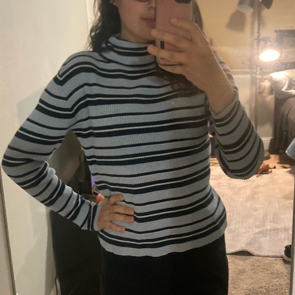 Gap turtleneck sweater, size small